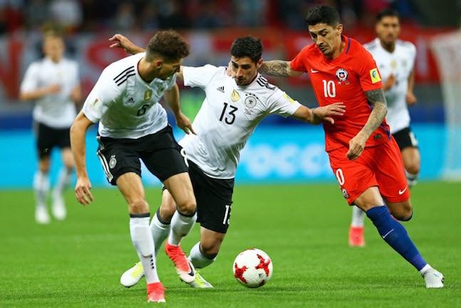Lars Stindl da Alemanha disputa lance com Pablo Hernandez do Chile