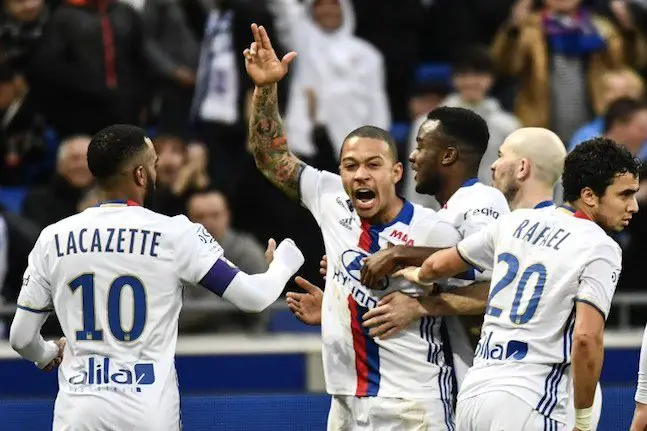Lyon's Dutch forward Memphis Depay (2nd-L) celebrates after scoring a goal during the French L1 football match against Olympique Lyonnais (OL) at Parc Olympique Lyonnais Stadium in Decines-Charpieu on February 26, 2017. / AFP PHOTO / JEFF PACHOUD