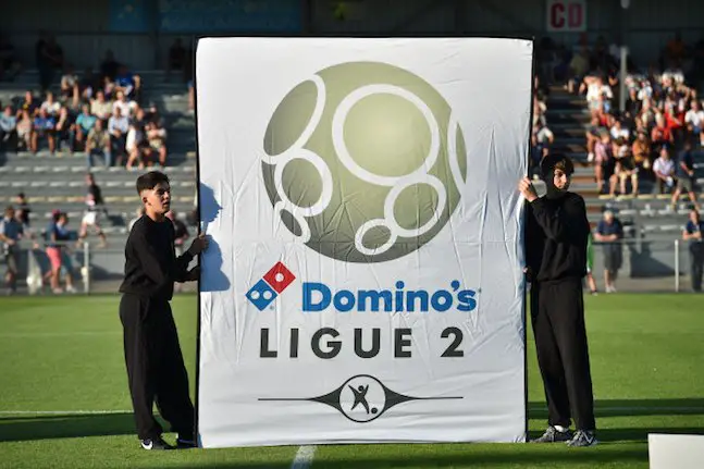 Fanion Ligue 2 et sponsor Domino's