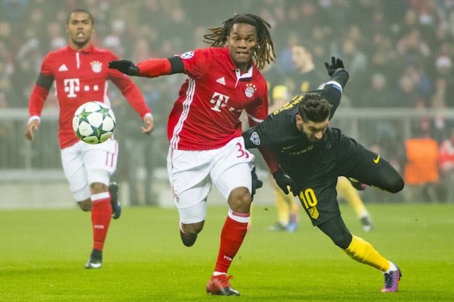 Renato Sanches (FCB 35) im kampf mit Oliver Torres (Atletico 10)