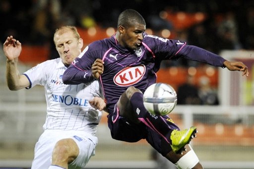 Auxerre's Swiss defender Stephane Grichting (L) vies with Bordeaux' French forward Anthony Modeste (R) during the French L1 football match Auxerre vs Bordeaux on October 16, 2010 at the Abbe-Deschamps stadium in Auxerre.    AFP PHOTO / JEFF PACHOUD