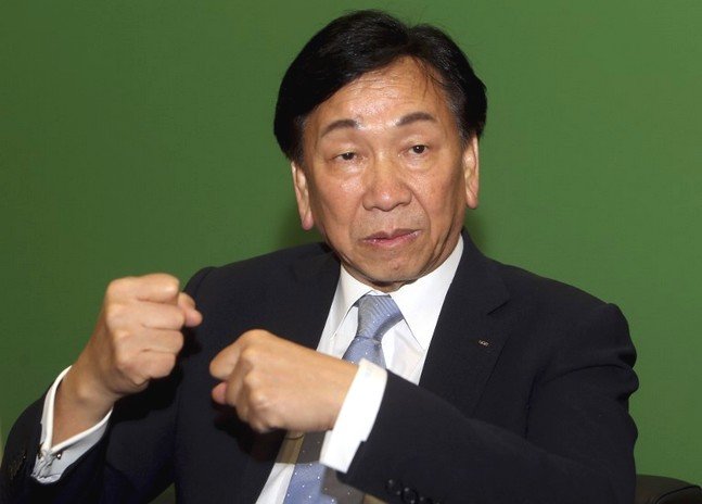 (FILES) This file photo taken on October 04, 2015 shows Ching-Kuo Wu, president of the International Boxing Association, speaking during a press briefing in the Qatari capital Doha, on the eve of the AIBA World Boxing Championships. 
Employees of the International Boxing Federation (AIBA), based in Lausanne, have been denied access to their offices since the morning of July 26, 2017 following a putsch of opponents against the president of the authority, the Taiwanese Ching-Kuo Wu, said an AFP journalist. / AFP PHOTO / FAISAL AL-TAMIMI