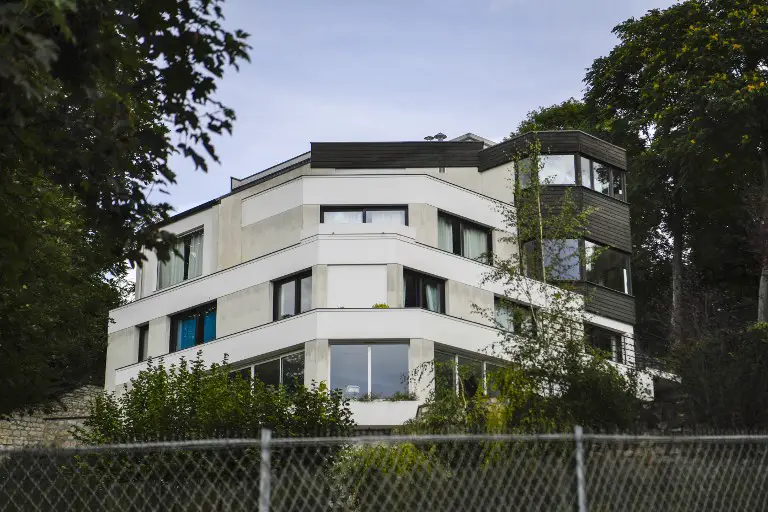 The house chosen to settle in by French L1 Paris Saint-Gernain's Brazilian superstar Neymar is pictured in Bougival, a western Paris suburb, on September 1, 2017. 
After weeks in a Paris palace hotel, Neymar settled in a 5-storey luxury house in Bougival, that includes 5,000 square -meters of land and an indoors pool. / AFP PHOTO / CHRISTOPHE SIMON