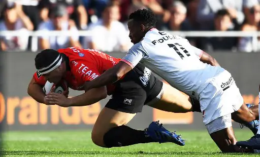 RC Toulon's French hooker Guilhem Guirado  (L) vies with Toulouse's French winger Yoann Huget  (R) during the French Top 14 rugby union match Toulon vs Toulouse at the Mayol Stadium on September 10, 2017 in Toulon, southern France. / AFP PHOTO / ANNE-CHRISTINE POUJOULAT