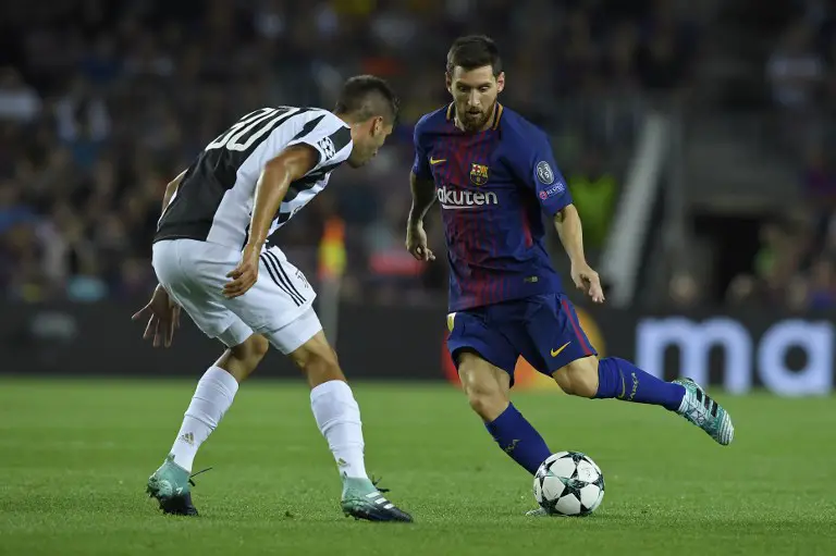 Juventus' midfielder from Uruguay Rodrigo Betancur (L) vies with Barcelona's forward from Argentina Lionel Messi during the UEFA Champions League Group D football match FC Barcelona vs Juventus at the Camp Nou stadium in Barcelona on September 12, 2017. / AFP PHOTO / LLUIS GENE
