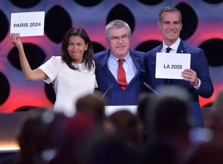 International Olympic Committee (IOC) President Thomas Bach (C) poses for pictures with Paris Mayor Anne Hidalgo (L) and Los Angeles Mayor Eric Garcetti during the 131st IOC session in Lima on September 13, 2017.

The ICO meeting in Lima will confirm Paris and Los Angeles as hosts for the 2024 and 2028 Olympics, crowning two cities at the same time in a historic first for the embattled sports body. / AFP PHOTO / Fabrice COFFRINI