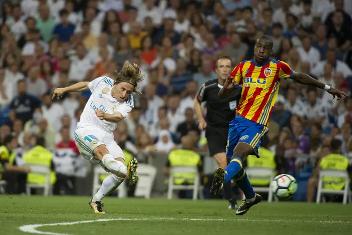 La Liga Real Madrid vs Valencia C.F. en Madrid 27/08/2017. Luka Modric y Kondogbia.