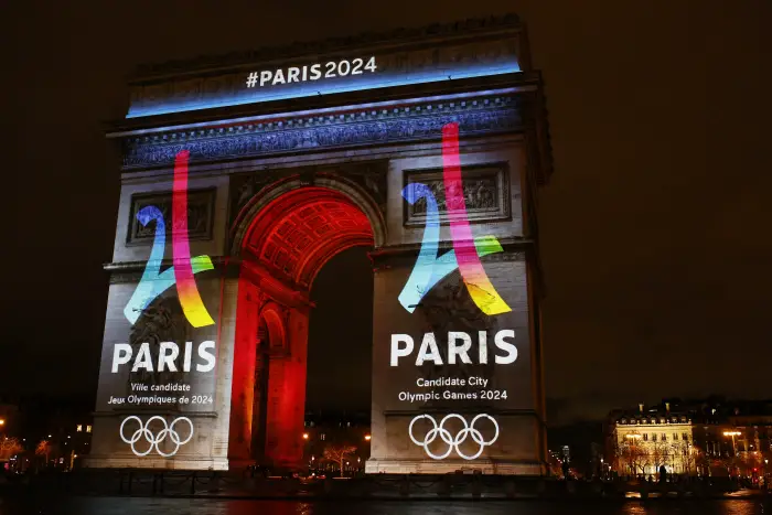 Projection du logo Paris JO 2024 sur l arc de triomphe - lancant la candidature de Paris pour l organisation des jeux olympique