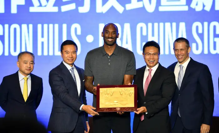 Former NBA Basketball Herren USA basketball player Kobe Bryant (C) poses during a signing ceremony in Haikou, capital of south China s Hainan Province, Sept. 12, 2017. China s Mission Hills Group and NBA China announced on Tuesday a longterm partnership to design, develop and operate an NBA Basketball School as well as an NBA interactive experience and store in Haikou