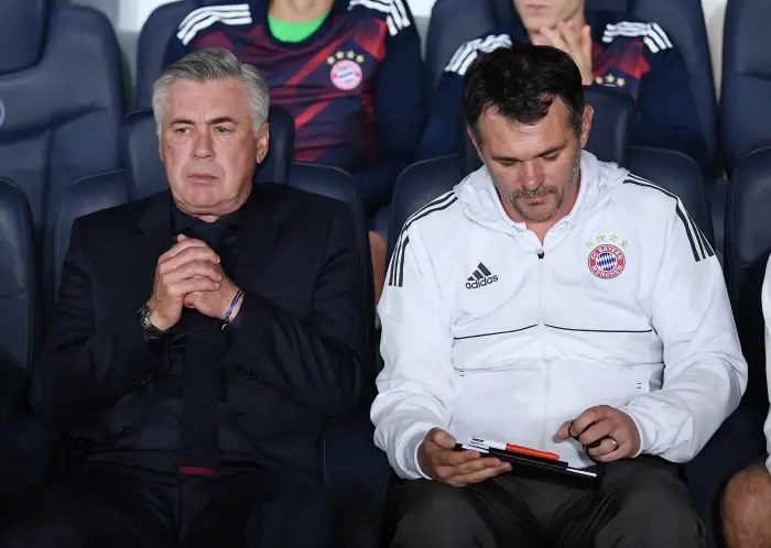 Enttaeuschung auf der FC Bayern Bank; Trainer Carlo Ancelotti (li) und Co-Trainer Willy Sagnol