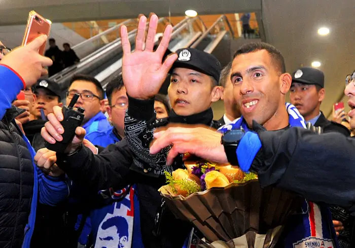 Argentine striker Carlos Tevez waves to fans as he arrives in Shanghai Pudong International Airport in Shanghai,east China, Jan. 19, 2017. Carlos Tevez has officially joined Shanghai Shenhua according to a transfer agreement reached by Shanghai Greenland Shenhua FC with Argentina Club Atletico Boca Juniors on Dec. 29, 2016.