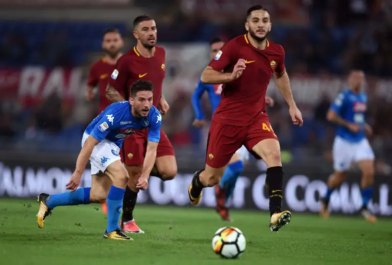 Roma's defender from Greece Kostas Manolas (R) vies with Napoli's Belgian forward Dries Mertens during the Italian Serie A football match Roma vs Napoli at the Olympic Stadium in Rome on October 14, 2017.  / AFP PHOTO / FILIPPO MONTEFORTE