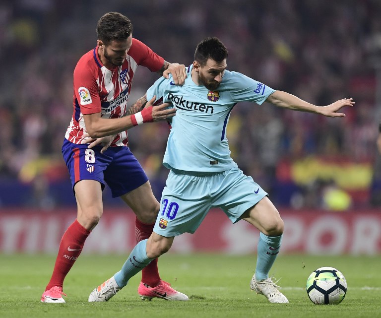 Barcelona's Argentinian forward Lionel Messi (R) vies with Atletico Madrid's Spanish midfielder Saul Niguez during the Spanish league football match Club Atletico de Madrid vs FC Barcelona at the Wanda Metropolitano stadium in Madrid on October 14, 2017. / AFP PHOTO / JAVIER SORIANO