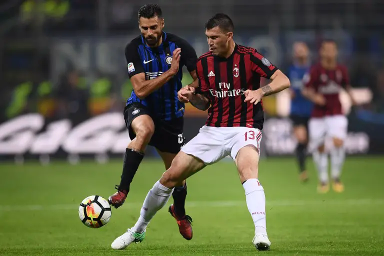 Inter Milan's forward Antonio Candreva from Italy (L) fights for the ball with AC Milan's defender Alessio Romagnoli during the Italian Serie A football match Inter Milan Vs AC Milan on October 15, 2017 at the 'San Siro Stadium' in Milan.  / AFP PHOTO / MARCO BERTORELLO