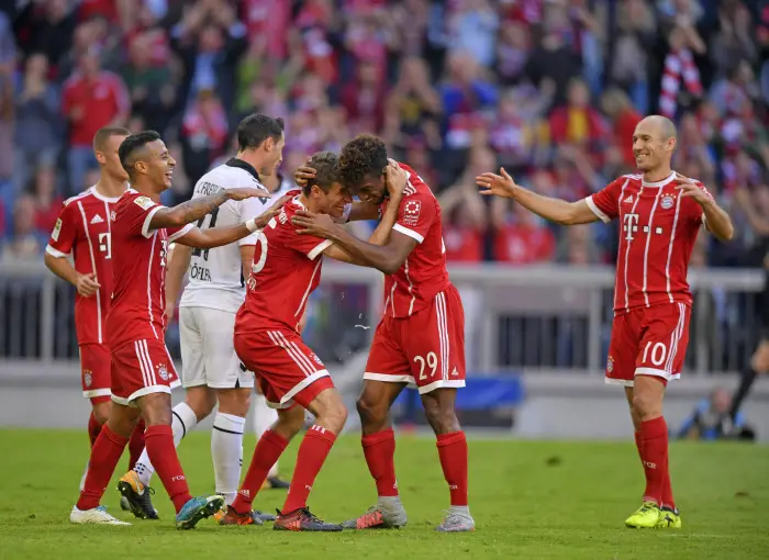 Kingsley Coman ( Bayern  ) mit Thomas Mueller (FC Bayern ). joie
