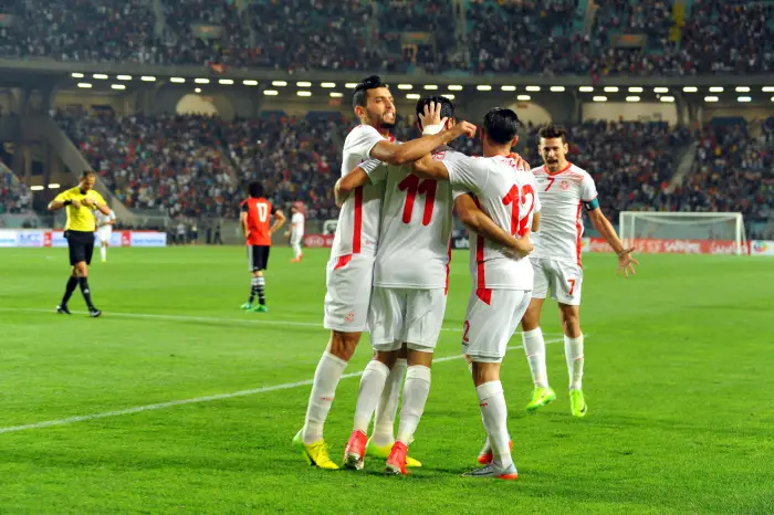 The Tunisian players celebrate the only goal of the game of yassine khenissi