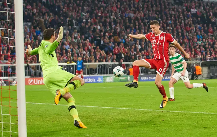 Robert Lewandowski FCB 9 Abseitstor goal against Craig Gordon Glasgow 1 Game scene Penalty scene Scene before the goal Goal Torraumszene FC Bavaria Munich Celtic Glasgow 3 0 Group stage Leg Football UEFA Champions League Munich