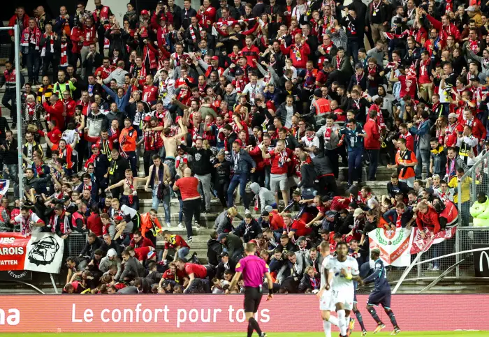 Effondrement d une tribune lors du match amiens vs lille du 30 septembre 2017 apres le but des lillois

29  blesses Dont 4 graves