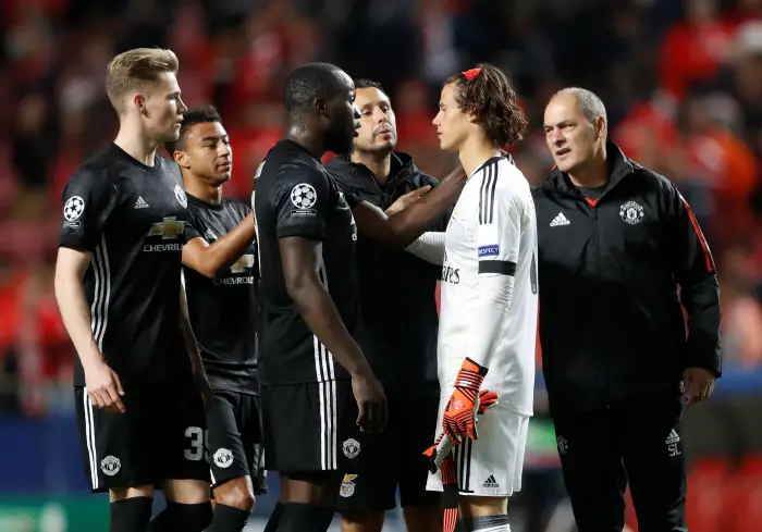 Soccer Football - Champions League - S.L. Benfica vs Manchester United - Estadio da Luz, Lisbon, Portugal - October 18, 2017   Benfica¹s Mile Svilar is consoled by Manchester United's Romelu Lukaku and team mates after the match