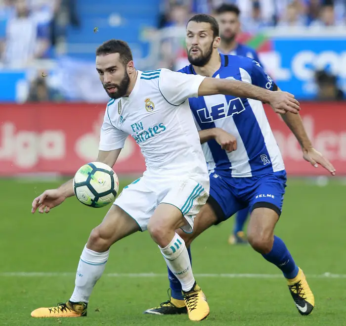 Deportivo Alaves' Alfonso Pedraza (r) and Real Madrid's Daniel Carvajal