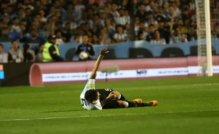 Soccer Football - 2018 World Cup Qualifications - South America - Argentina v Peru - La Bombonera stadium, Buenos Aires, Argentina - October 5, 2017. Fernando Gago of Argentina reacts.