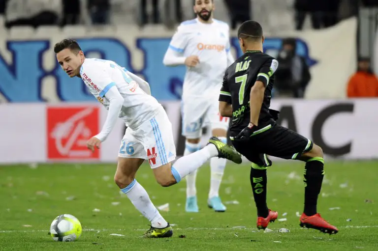 Olympique de Marseille's French forward Florian Thauvin (L) vies with Guingamps French midfielder Ludovic Blas during the French L1 football match between Marseille (OM) and Guingamp (EAG) on November 26, 2017, at the Velodrome stadium in Marseille, southeastern France. / AFP PHOTO / Franck PENNANT