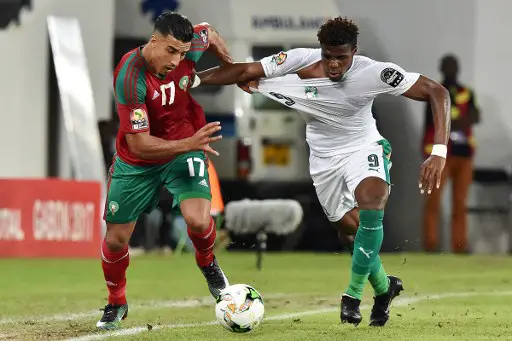 Ivory Coast's forward Wilfred Zaha (R) challenges Morocco's midfielder Nabil Dirar during the 2017 Africa Cup of Nations group C football match between Morocco and Ivory Coast in Oyem on January 24, 2017. / AFP PHOTO / ISSOUF SANOGO