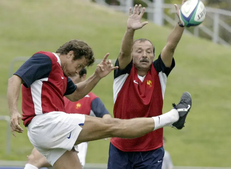 French scrum-half and captain Fabien Galthié (L) practices with assistant coach Jacques Brunel during a training session at Ballymore stadium, in Brisbane, 05 October 2003. The Rugby World Cup will start the 10th October in Sydney.  AFP PHOTO DAMIEN MEYER / AFP PHOTO / DAMIEN MEYER