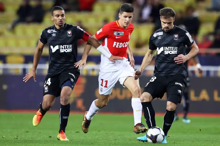 Monaco's Brazilian defender Fabinho (L) vies with Caen's Belgian midfielder Steef Peeters (R) during  the French League Cup round of 16  football match between Monaco and Caen at the Louis II stadium in Monaco on December 12, 2017. / AFP PHOTO / VALERY HACHE