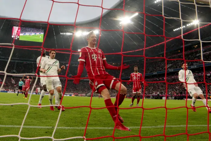 Robert Lewandowski (FC Bayern Muenchen 9) frustriert, FC Bayern Muenchen vs. Hannover 96, 1.Bundesliga, Fussball, 02.12.2017, Muenchen *