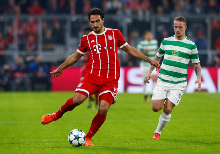 Soccer Football - Champions League - Bayern Munich vs Celtic - Allianz Arena, Munich, Germany - October 18, 2017   Bayern Munich's Mats Hummels in action with Celtic¹s Leigh Griffiths