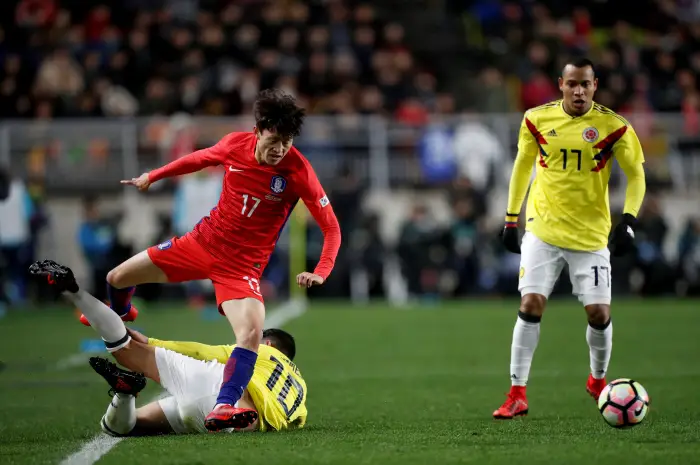 South Korea's Lee Jae-sung and Colombia's James Rodriguez and Juan Cuadrado