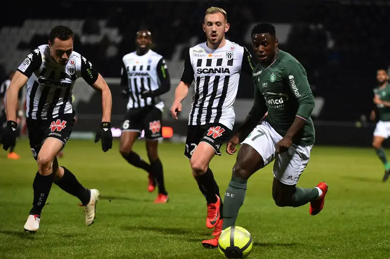 Saint-Etienne's French midfielder Bryan Dabo (R) vies with Angers' French defender Vincent Manceau (R) and Angers' French midfielder Flavien Tait (C) during the French L1 football match between Angers (SCO) and Saint-Etienne (ASSE), on February 17, 2018, at Raymond-Kopa Stadium, in Angers, northwestern France.
 / AFP PHOTO / JEAN-FRANCOIS MONIER