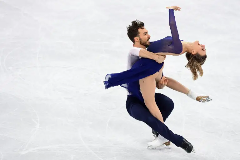 France's Gabriella Papadakis and France's Guillaume Cizeron compete in the ice dance free dance of the figure skating event during the Pyeongchang 2018 Winter Olympic Games at the Gangneung Ice Arena in Gangneung on February 20, 2018. / AFP PHOTO / Roberto SCHMIDT