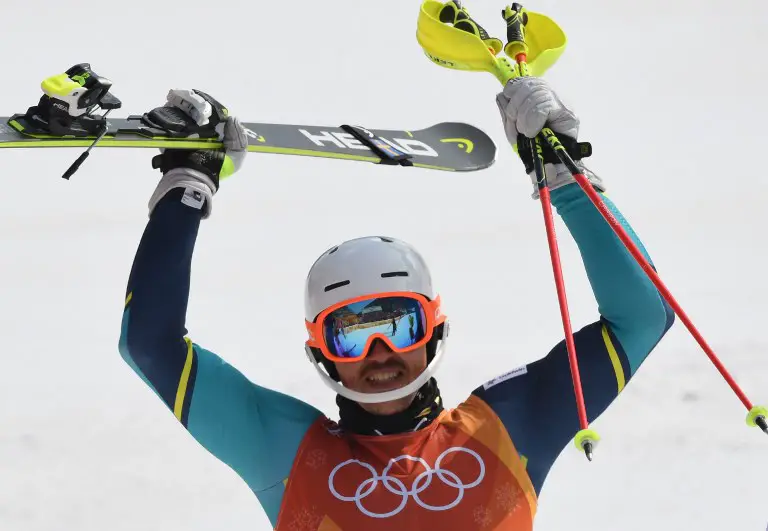 Sweden's Andre Myhrer celebrates winning gold following the Men's Slalom at the Yongpyong Alpine Centre during the Pyeongchang 2018 Winter Olympic Games in Pyeongchang on February 22, 2018. / AFP PHOTO / Kirill KUDRYAVTSEV