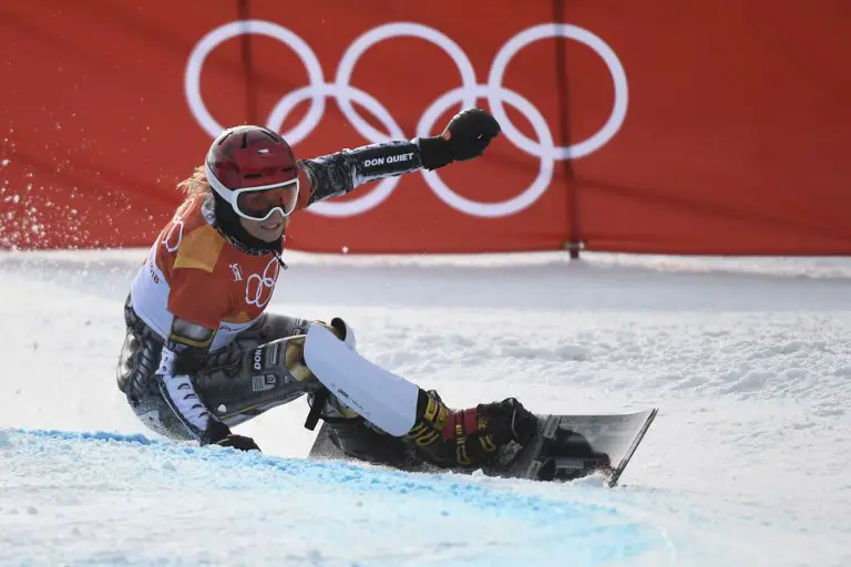 Czech Republic's Ester Ledecka competes to win the big final of the women's snowboard parallel giant slalom event at the Phoenix Park during the Pyeongchang 2018 Winter Olympic Games on February 24, 2018 in Pyeongchang.  / AFP PHOTO / Martin BUREAU