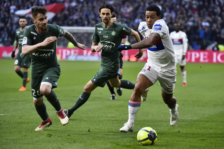 Lyon's Dutch forward Memphis Depay (R) vies with Saint-Etienne's French defender Mathieu Debuchy (L) and Saint-Etienne's Serbian defender Neven Subotic during the French L1 football match between Lyon (OL) and Saint-Etienne (ASSE) on February 25, 2018 at the Groupama Stadium in Decines-Charpieu, near Lyon, central-eastern France.  / AFP PHOTO / ROMAIN LAFABREGUE