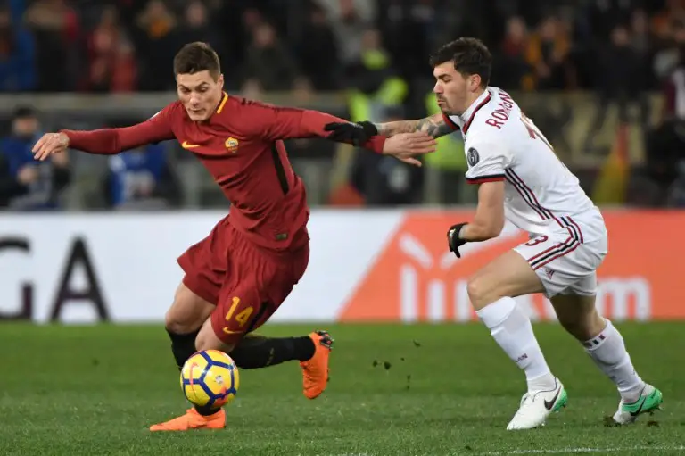 Roma's Czech striker Patrik Schick (L) vies for the ball with AC Milan's Italian defender Alessio Romagnoli during the Italian Serie A football match Roma versus Milan at the Olympic Stadium in Rome. / AFP PHOTO / Andreas SOLARO