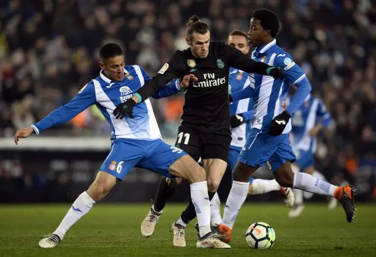 Espanyol's Nicaraguan forward Oscar Duarte (L) vies with Real Madrid's Welsh forward Gareth Bale during the Spanish league football match between RCD Espanyol and Real Madrid CF at the RCDE Stadium in Cornella de Llobregat on February 27, 2018. / AFP PHOTO / Josep LAGO