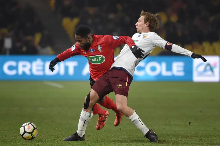 Les Herbiers' French forward Rodrigue Bongongui (L) vies with Lens' French midfielder Clement Chantome during the French Cup quarter-final football match between Les Herbiers and Lens at Beaujoire Stadium in Nantes on February 27, 2018.  / AFP PHOTO / JEAN-SEBASTIEN EVRARD