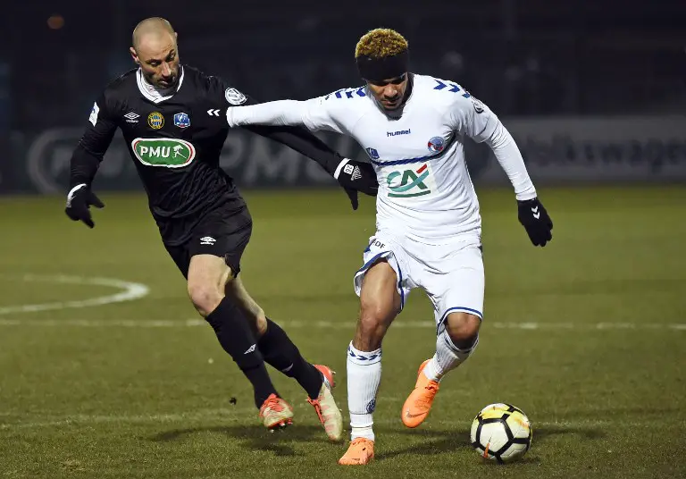 Strasbourg's Kenny Lala (R) controls the ball  during French Cup quarter-final football match between Chambly and Strasbourg on February 28, 2018, at the Pierre Brisson Stadium in Beauvais, northern France.  / AFP PHOTO / FRANCOIS LO PRESTI