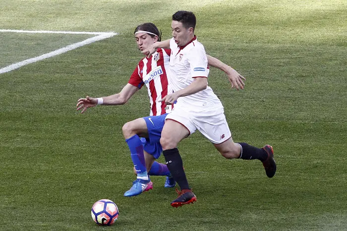 Atletico de Madrid's Filipe Luis (l) and Sevilla FC's Samir Nasri