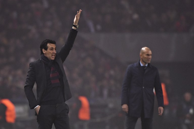Paris Saint-Germain's Spanish headcoach Unai Emery (L) gestures next to Real Madrid's French coach Zinedine Zidane during the UEFA Champions League round of 16 second leg football match between Paris Saint-Germain (PSG) and Real Madrid on March 6, 2018, at the Parc des Princes stadium in Paris. / AFP PHOTO / PIERRE-PHILIPPE MARCOU