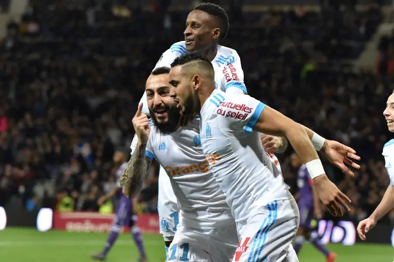Marseille's Greek forward Konstantinos Mitroglou (L) celebrates with teammates   after scoring a goal during the French L1 football match between Toulouse (TFC) and Marseille (OM) March 11, 2018, at the Municipal Stadium in Toulouse, southern France. / AFP PHOTO / PASCAL PAVANI