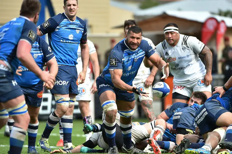 Castres' Tongan flanker Sitiveni Mafi passes the ball during the French Top 14 rugby union match between Castres and Brive on March 18, 2018, at the Pierre Fabre Stadium in Castres, southern France. / AFP PHOTO / REMY GABALDA