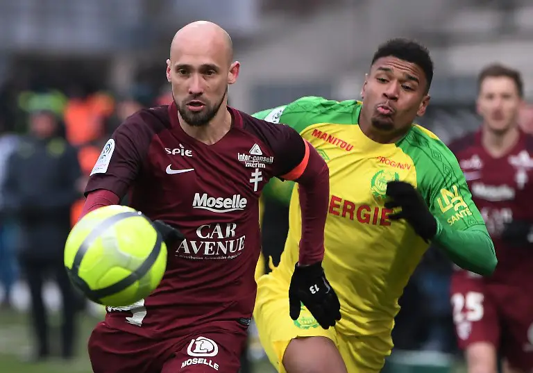 Nantes' French-Senegalese forward Santy Ngom (R) vies with Metz' French midfielder Renaud Cohade during the French L1 football match Metz (FC Metz) vs Nantes (FCN) on March 18, 2018 at the Saint-Symphorien stadium in Longeville-les-Metz, eastern France.  / AFP PHOTO / FREDERICK FLORIN