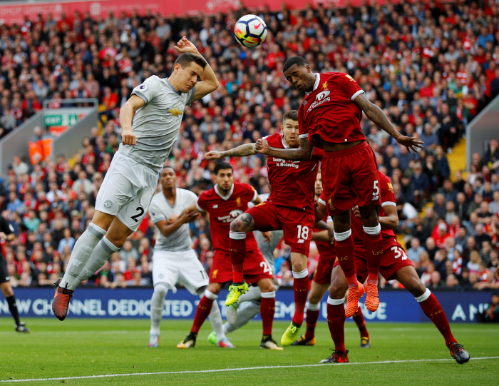 Soccer Football - Premier League - Liverpool vs Manchester United - Anfield, Liverpool, Britain - October 14, 2017   Manchester United's Ander Herrera in action with Liverpool's Georginio Wijnaldum