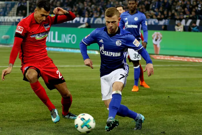 Max Meyer (FC Schalke 04) im Zweikampf mit Davie Selke (Hertha BSC) beim BL-Spiel (Saison 2017/18) FC Schalke 04 - Hertha BSC. Copyright: Thomas Pakusch