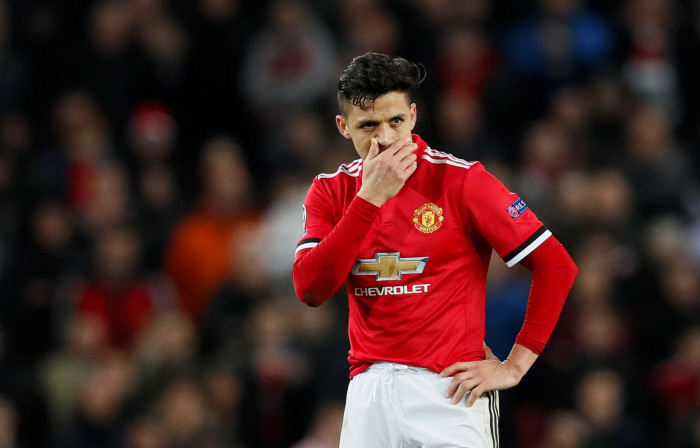 Manchester UnitedÄôs Alexis Sanchez looks dejected
