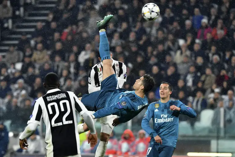 Real Madrid's Portuguese forward Cristiano Ronaldo (C) scores during the UEFA Champions League quarter-final first leg football match between Juventus and Real Madrid at the Allianz Stadium in Turin on April 3, 2018. / AFP PHOTO / Alberto PIZZOLI